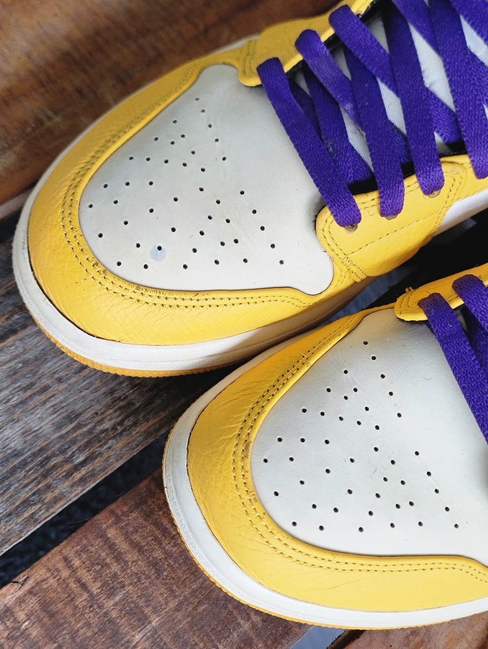 Nike Air Jordan 1 Mid SE Lakers "University Gold/Court Purple"Mens 9.5 - Picture 13 of 15